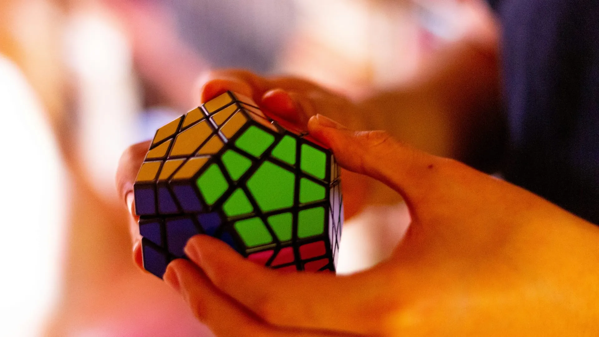 Een Rubik's kubus met 8 gekleurde vlakken