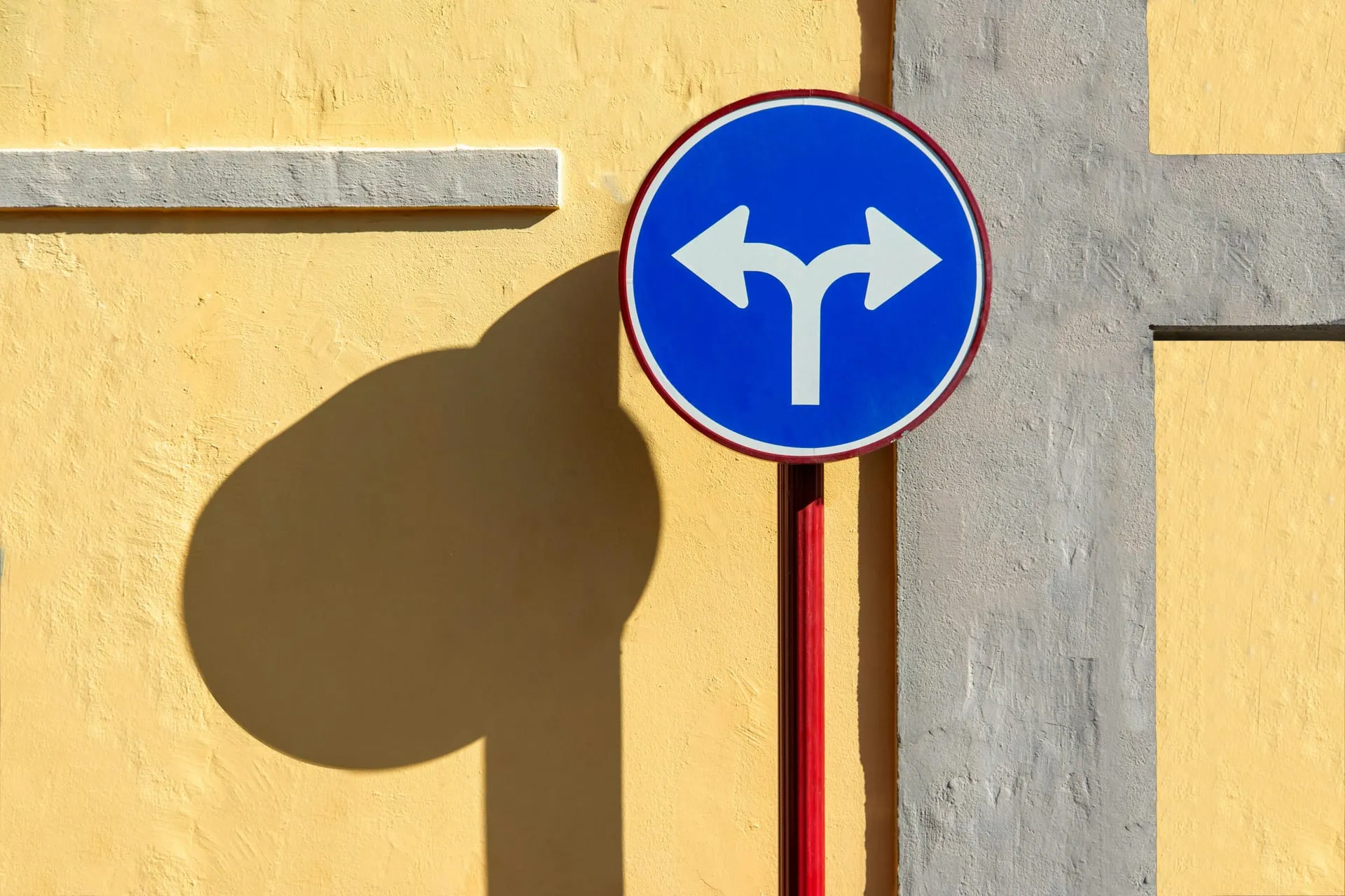 Verkeersbord die twee richtingen aangeeft