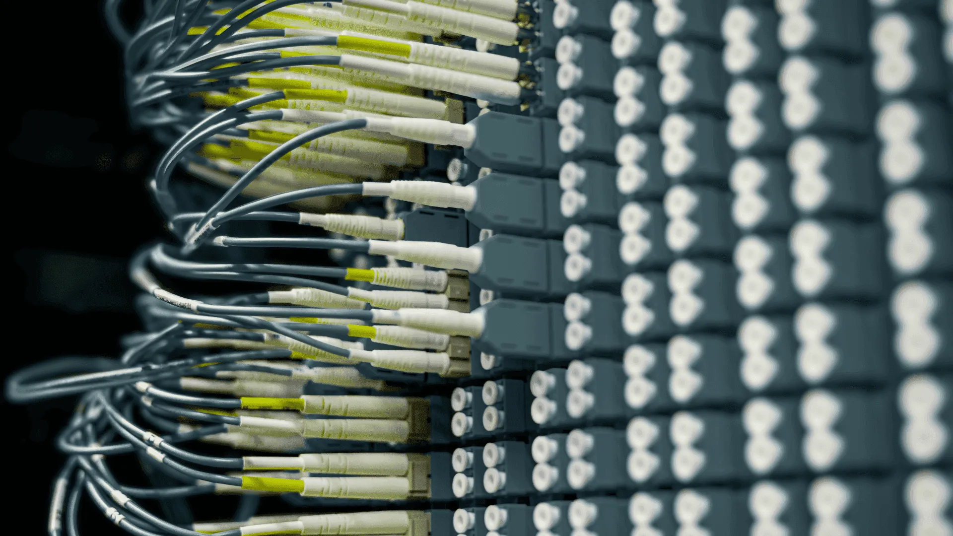 Een switchboard met vele, verschillende kabels gepatcht