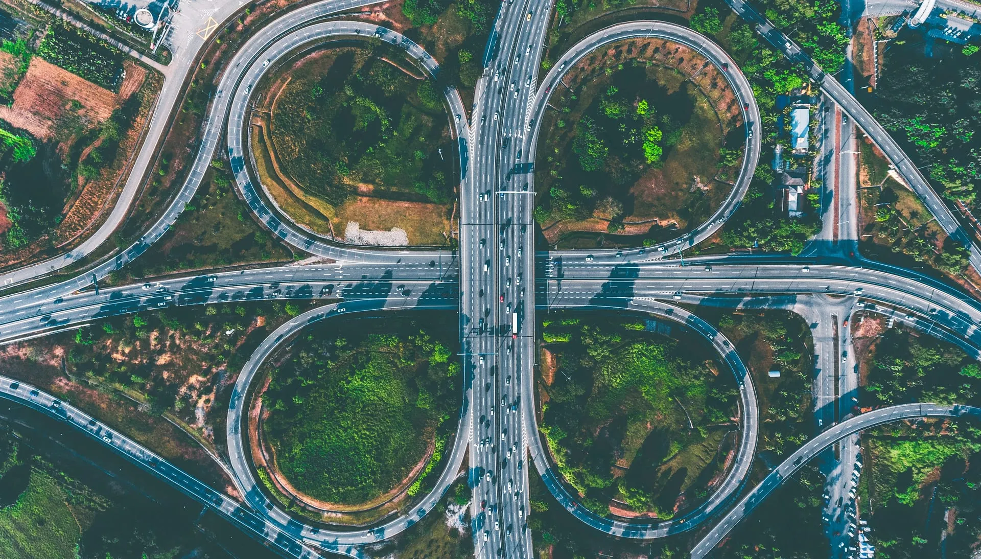 Een verkeersklaverblad vanuit helikopterperspectief